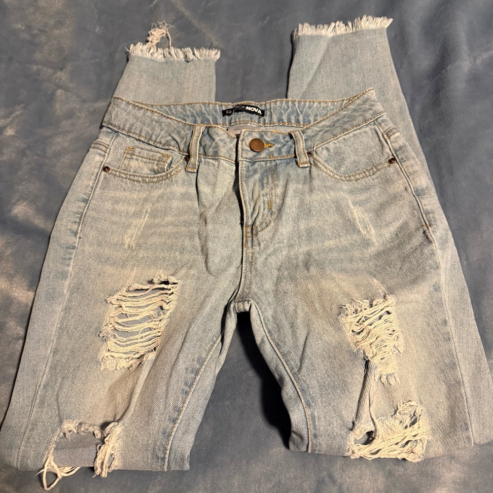 👖FASHION NOVA DISTRESSED JEANS👖